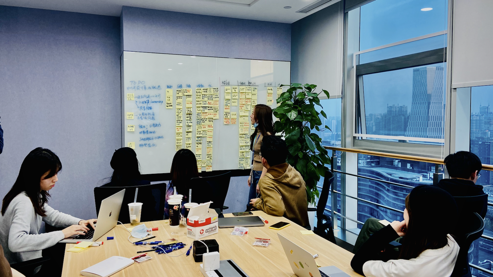 The Shopee team reviewing grouped notes